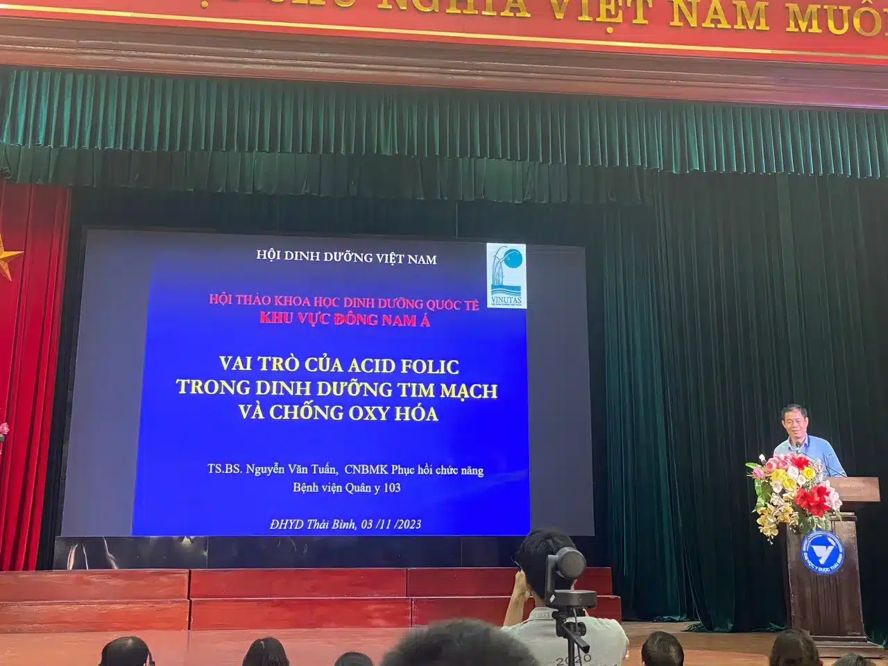 Tiến sĩ Nguyễn Văn Tuấn báo cáo Hội nghị dinh dưỡng 2023