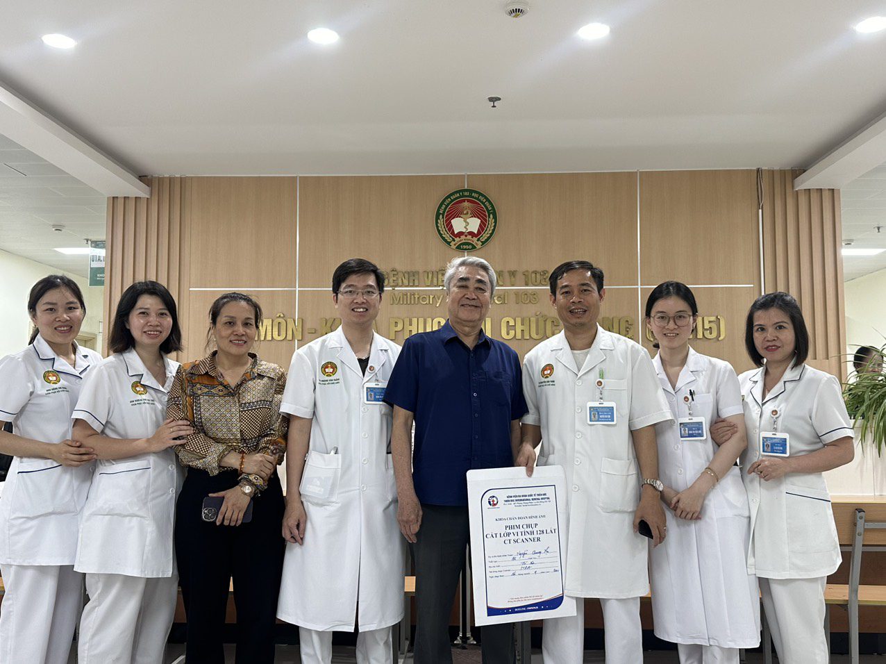 Tập thể khoa Phục hồi chức năng - Bệnh viện quân y 103 cùng NSND Quang Thọ